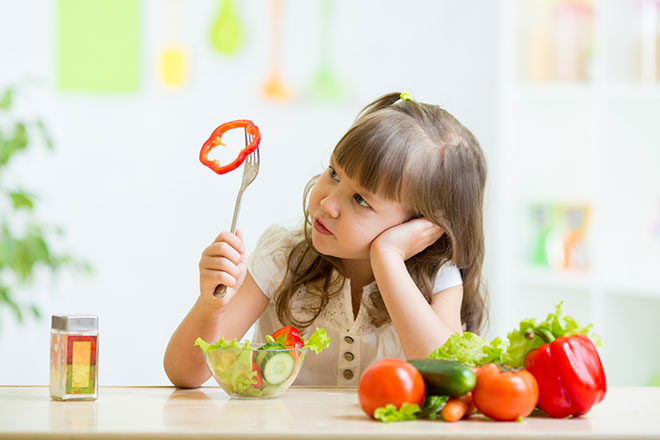 niña comiendo verduras